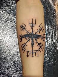 tatouage Vegvísir corbeau